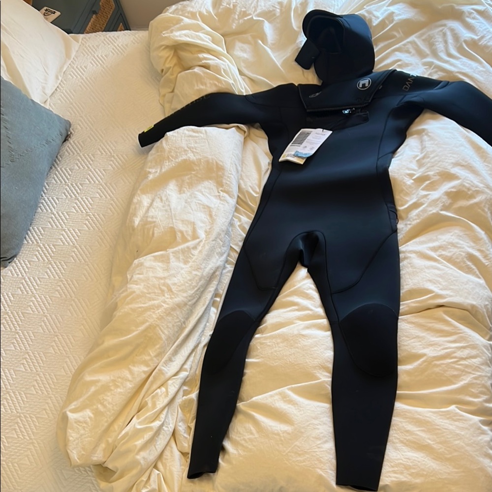 MATUSE DANTE 5/4 HOODED XLS NEVER WORN